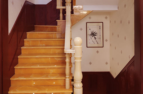 建德中式别墅室内汉白玉石楼梯的定制安装装饰效果